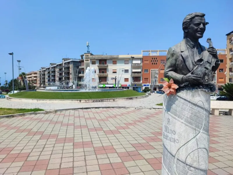 Bronze bust of Mino Reitano holding a violin in Piazza Mino Reitano, Reggio Calabria