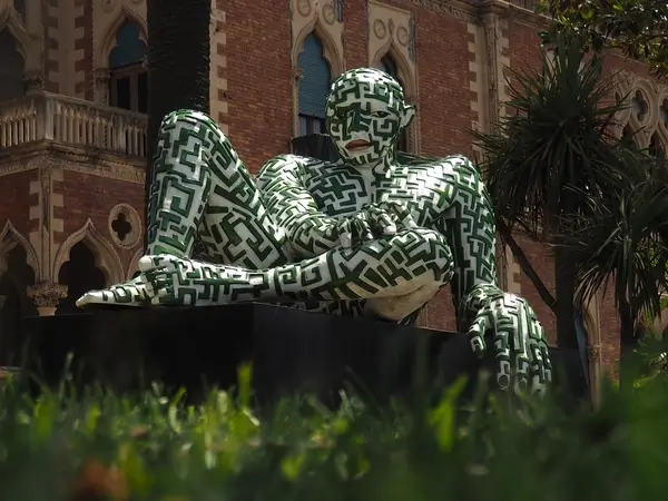 Bronze sculpture Labirintite by Rabarama, painted in green and white with labyrinth patterns on Reggio Calabria’s seafront.